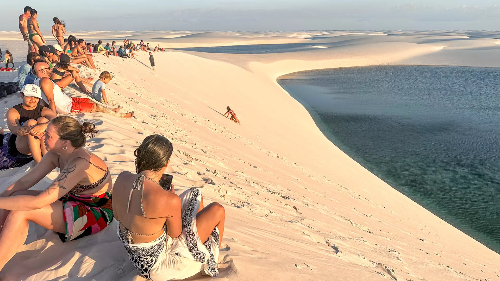 Viajantes nas dunas e lagoas dos Lençóis Maranhenses