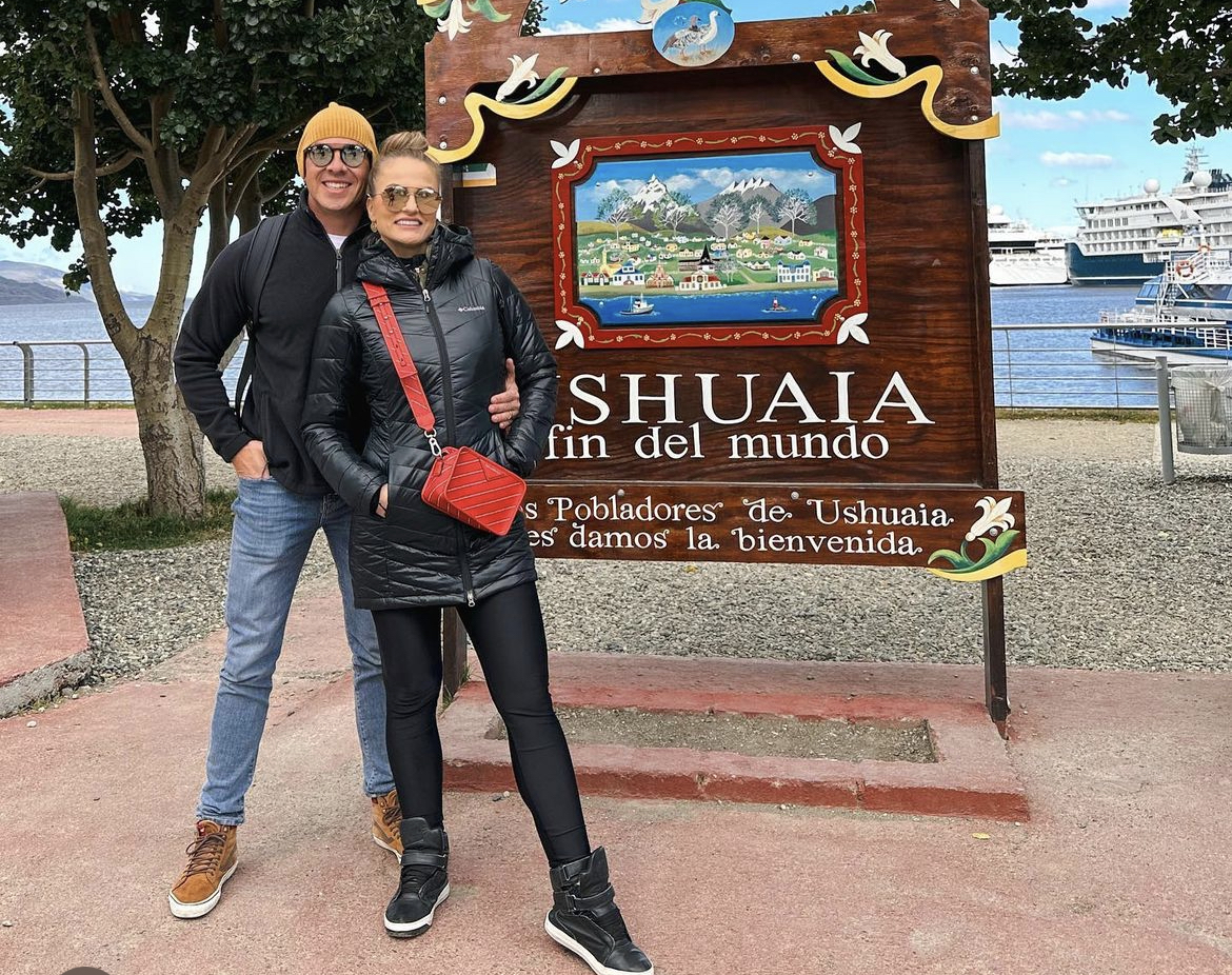 Viajantes em Ushuaia na placa do fim do mundo